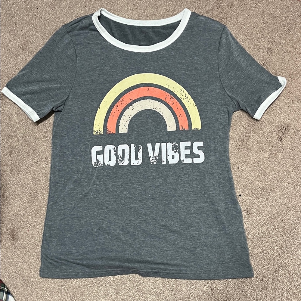 Short sleeve gray T-shirt with cute graphic on front